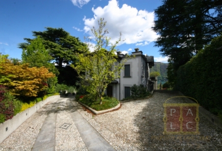 Villa Corinna parking